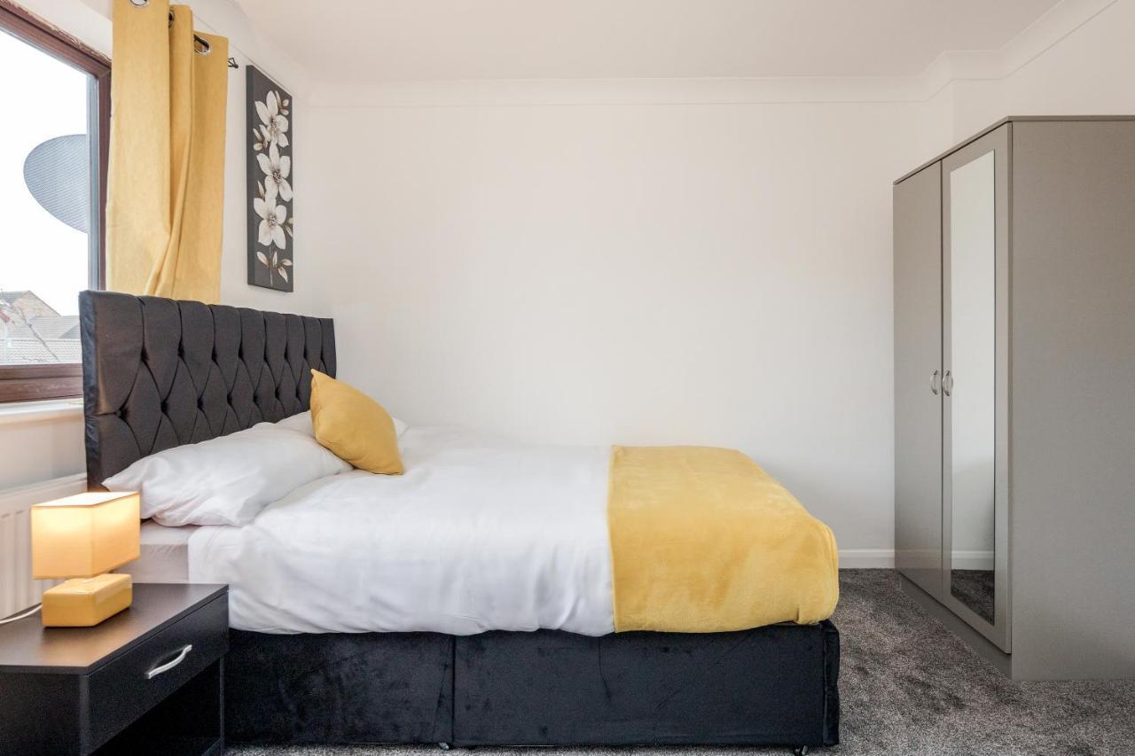 Lovely House In Dagenham / Barking With Free Parking, Wifi & Garden Eksteriør billede