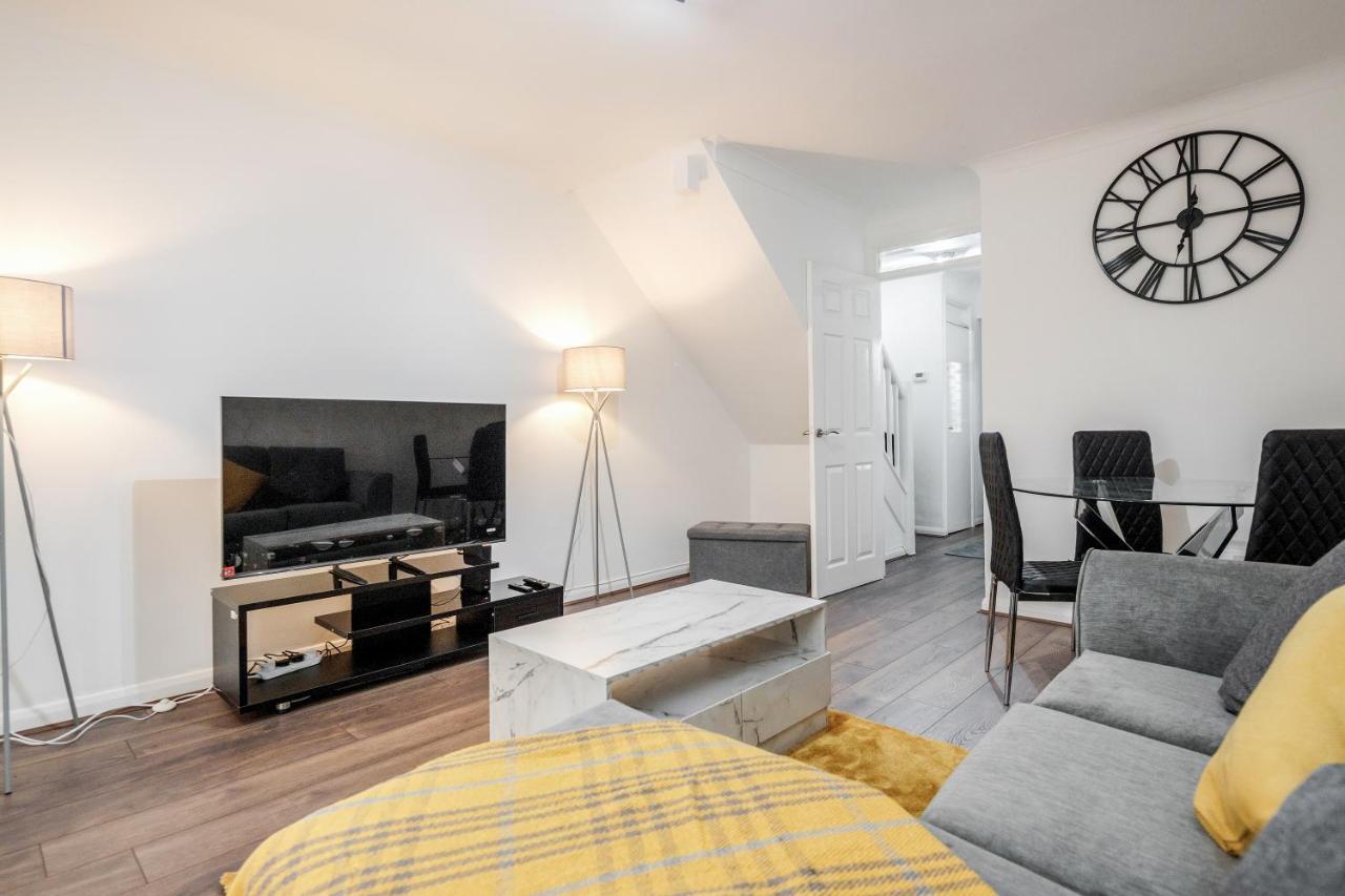 Lovely House In Dagenham / Barking With Free Parking, Wifi & Garden Eksteriør billede