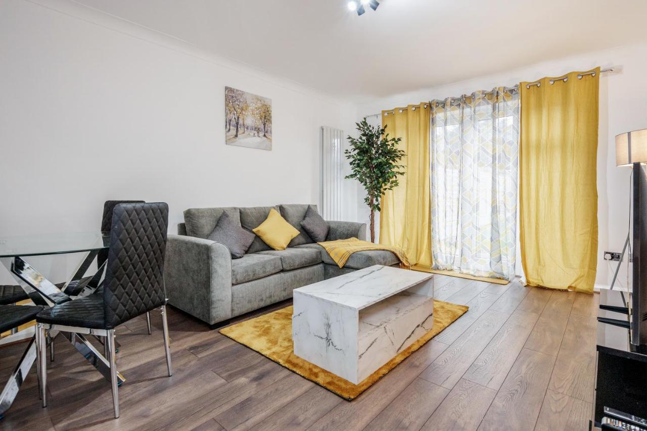 Lovely House In Dagenham / Barking With Free Parking, Wifi & Garden Eksteriør billede