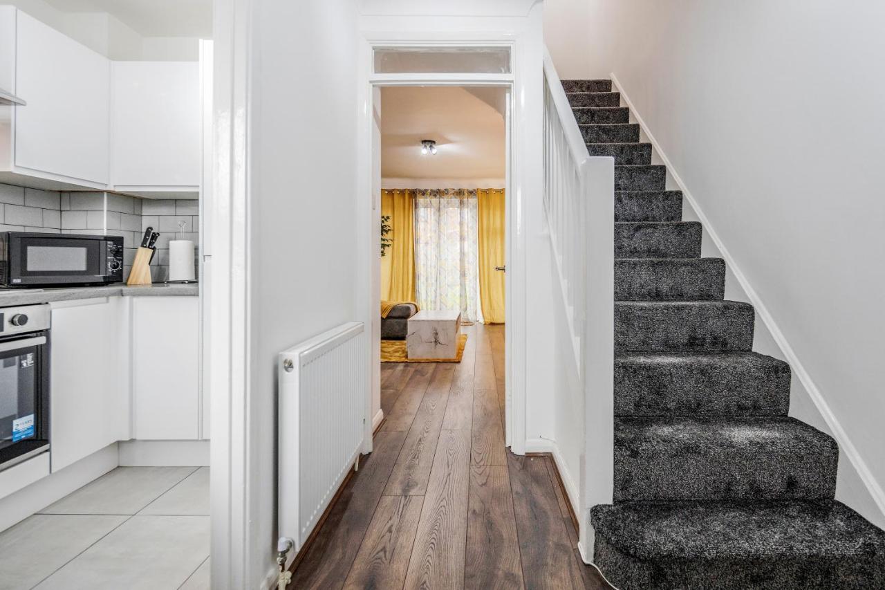 Lovely House In Dagenham / Barking With Free Parking, Wifi & Garden Eksteriør billede