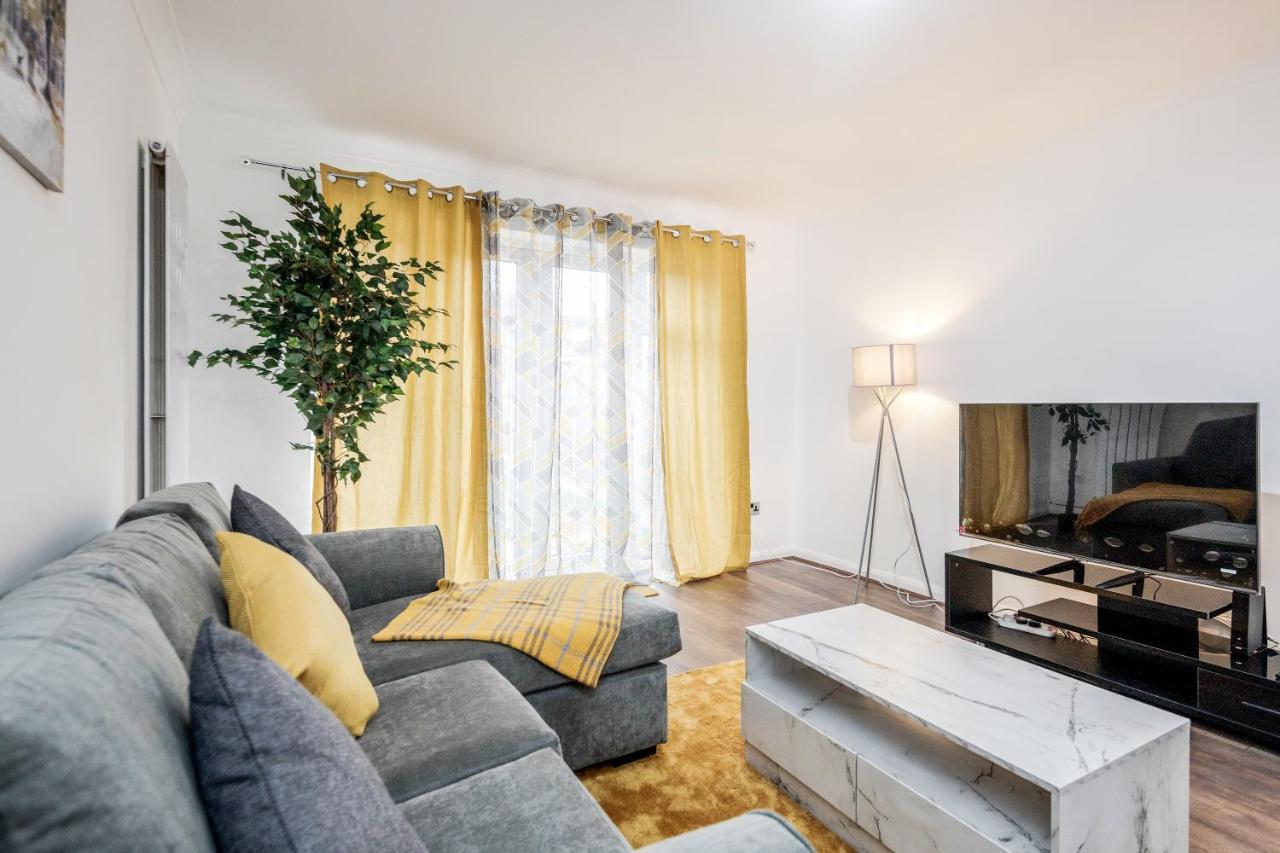 Lovely House In Dagenham / Barking With Free Parking, Wifi & Garden Eksteriør billede