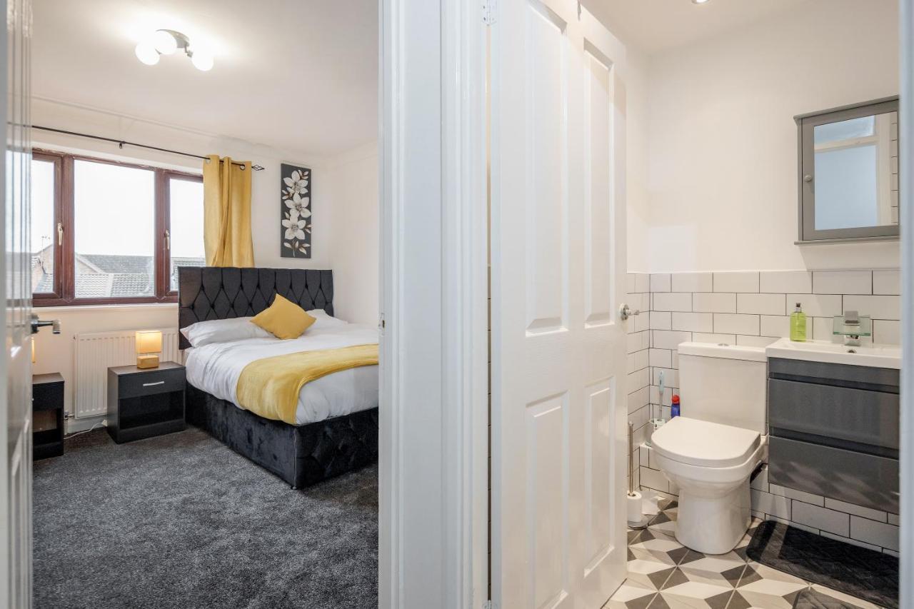 Lovely House In Dagenham / Barking With Free Parking, Wifi & Garden Eksteriør billede