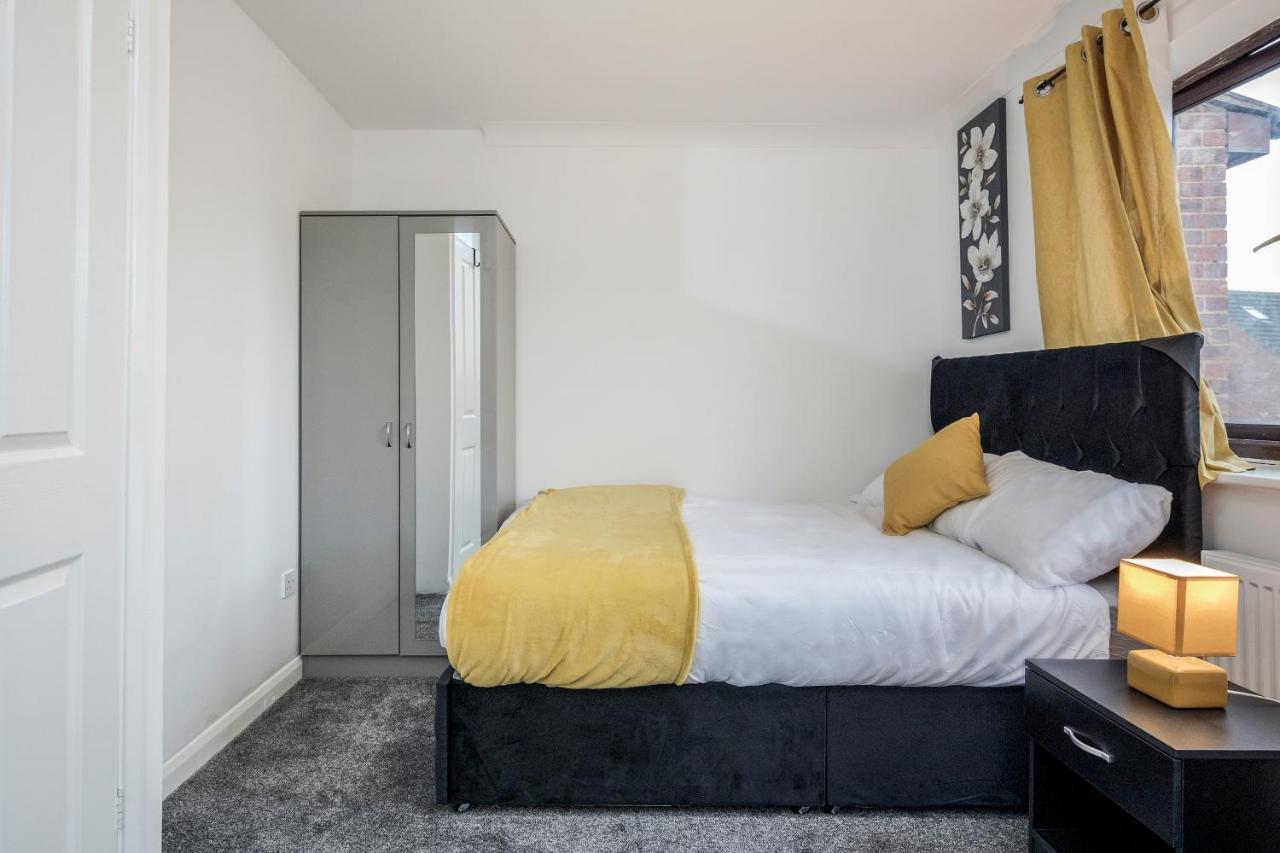 Lovely House In Dagenham / Barking With Free Parking, Wifi & Garden Eksteriør billede