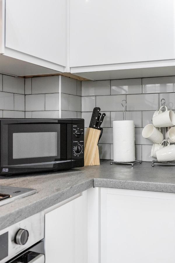 Lovely House In Dagenham / Barking With Free Parking, Wifi & Garden Eksteriør billede