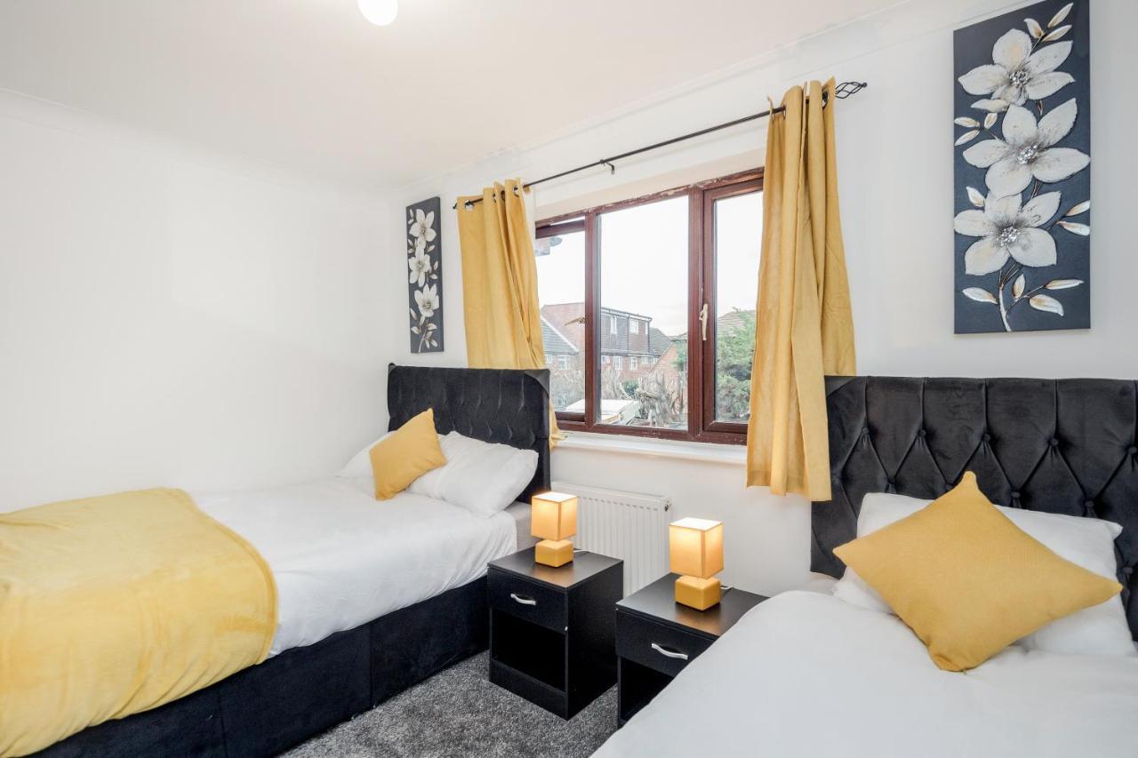 Lovely House In Dagenham / Barking With Free Parking, Wifi & Garden Eksteriør billede