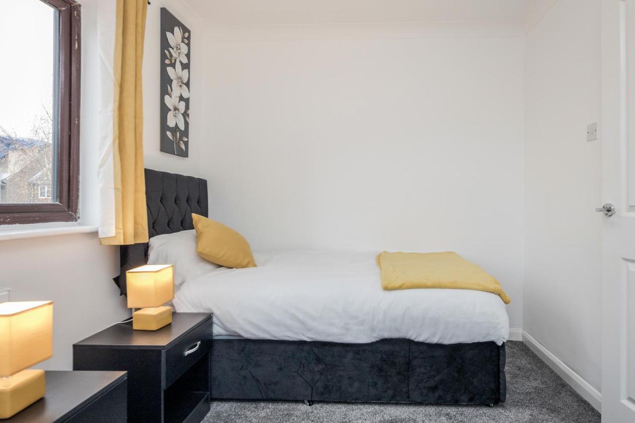 Lovely House In Dagenham / Barking With Free Parking, Wifi & Garden Eksteriør billede
