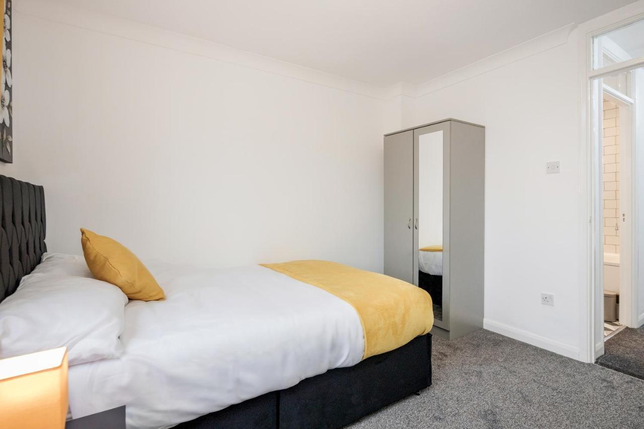 Lovely House In Dagenham / Barking With Free Parking, Wifi & Garden Eksteriør billede