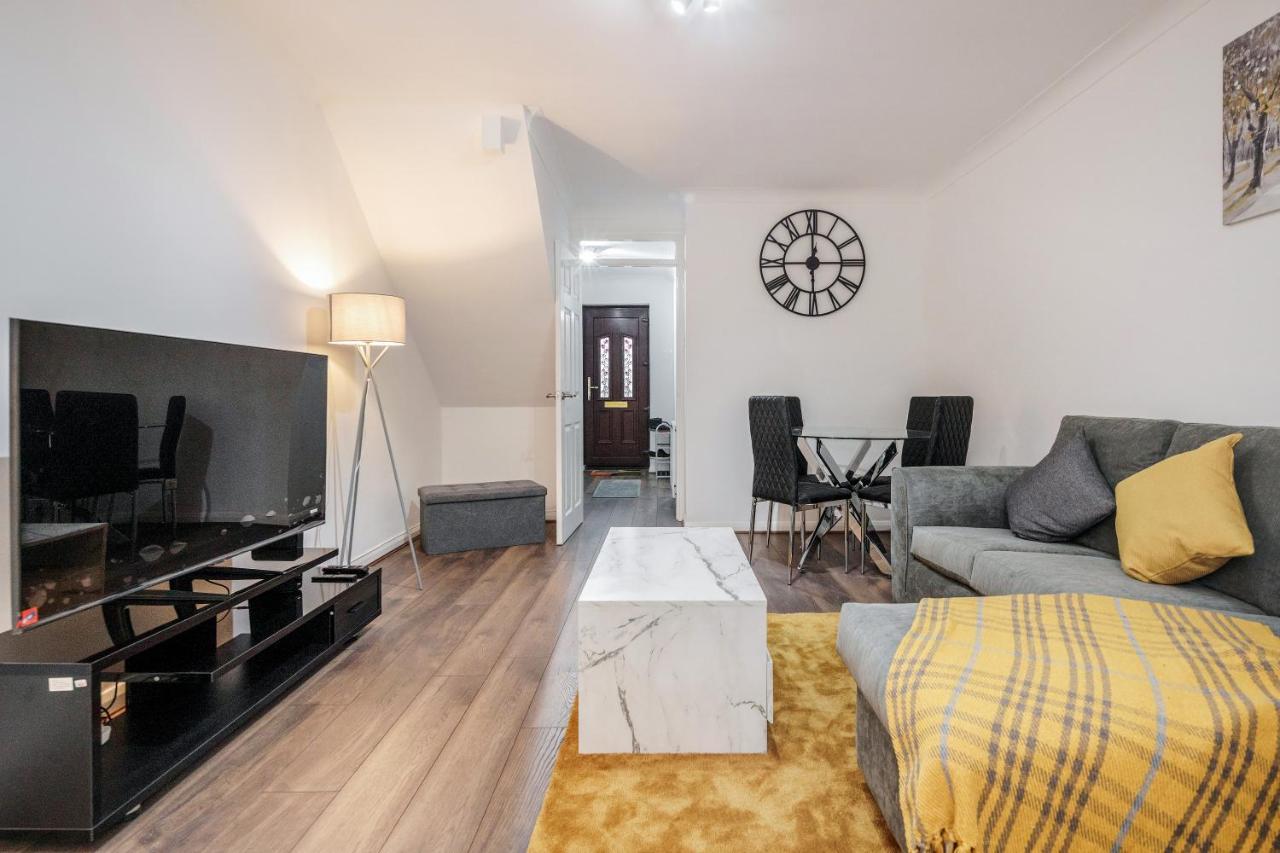 Lovely House In Dagenham / Barking With Free Parking, Wifi & Garden Eksteriør billede