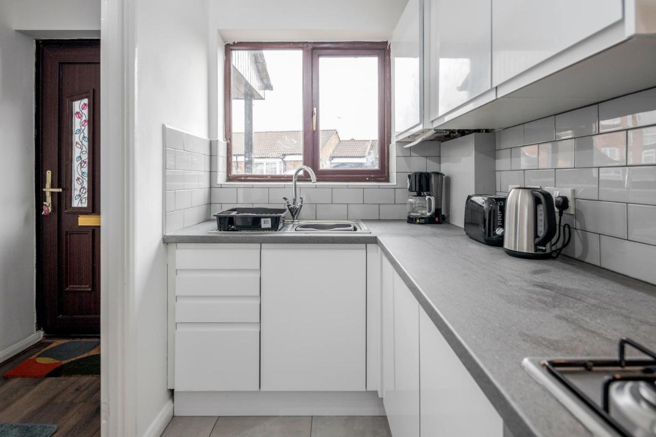 Lovely House In Dagenham / Barking With Free Parking, Wifi & Garden Eksteriør billede