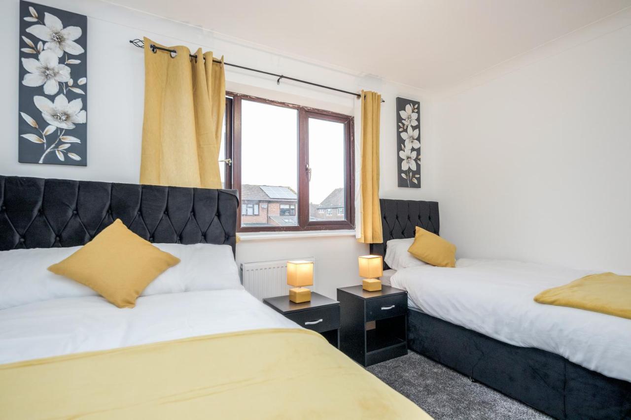 Lovely House In Dagenham / Barking With Free Parking, Wifi & Garden Eksteriør billede